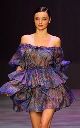 幻灯图集：布鲁姆女友米兰达性感新装秀