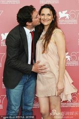 高清：《后事》记者会 泽格斯怀孕被导演摸大肚送吻