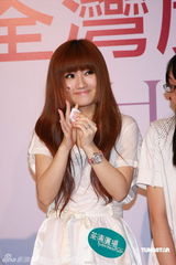 幻灯图集：SHE签唱秀可爱 Ella称要舌吻言承旭