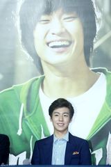 高清组图：金秀贤新片首映 花美男比谦虚钻桌子