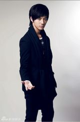 组图：赵文浩化身“魅力先生” 拍时尚杂志宣传新歌