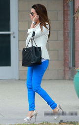 组图：主妇伊娃干练街拍 荧光蓝紧身裤秀美腿