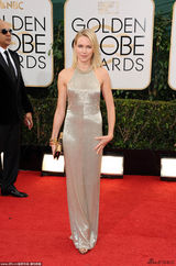 组图：娜奥米沃茨简洁金裙 腋下镂空春光迷人