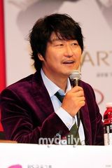 组图：宋康昊奉俊昊釜山宣传《雪国列车》