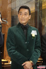 组图：梁家辉沪上吸金 私下被彭于晏叫“爹地”