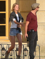 组图：莱奥纳多携新女友托妮现身 牵手秀恩爱