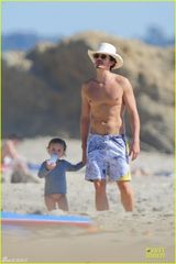 组图：米兰达可儿一家海边度假 布鲁姆身材健硕