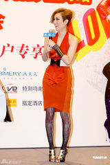 幻灯图集：郑秀文亮相上海 礼服缝合处突起像凸点