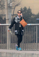 独家：张馨予潮装回京返李晨公寓 亲自搬卸行李