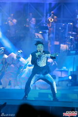 组图：陈奕迅演唱会化浓妆 搞怪献唱掀高潮