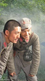 组图：杨洋演绎《战争不相信眼泪》 战火中燃烧青春