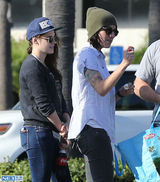 组图：曝暮光女转性爱女人 紧黏中性帅气新欢