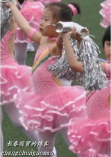 组图：小沈阳6岁女儿表演照首曝光 聪明伶俐有天赋