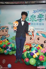 组图：刘以豪进军日本拍戏 装肚痛扮冷酷男