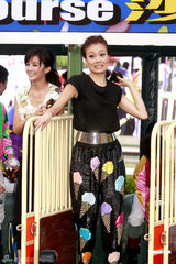 幻灯图：容祖儿阿sa助阵马会活动 新片将演女山贼