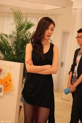 幻灯图：巩新亮变身摩登OL 诠释都市女性“浮世绘”