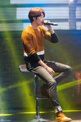 组图：金宇彬见面会展歌喉 穿围裙做料理