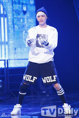 组图：EXO《MCD》华丽演出 2NE1回归登台