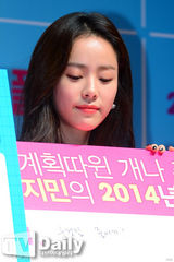 组图：韩智敏宣传新片超迷你短裙秀美腿