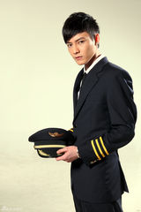 组图：冯铭潮新单曲化身飞行员 制服诱惑帅气有型