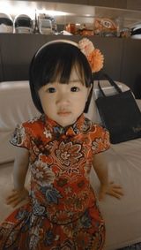 组图：吴尊女儿正面照首度曝光 父女俩亲似兄妹