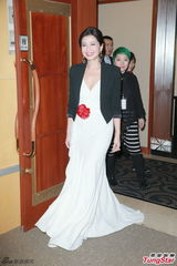 组图：钟楚红深沟风韵足 郭富城撑张智霖捧视帝