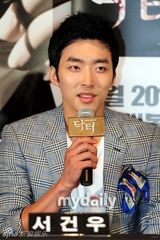 组图：韩片《医生》首映 女星黑白配性感抢镜