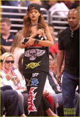 组图：蕾哈娜亮相球赛 应援装露乳沟活力四射