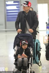 组图：林志颖戴父子帽现身 Kimi抱玩具卖萌