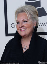 组图：如琳达亮相格莱美红毯贵气十足