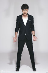 组图：叶祖新曝光写真尽显绅士魅力