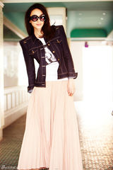 组图：张俪早春街拍照 心情大好对镜头做鬼脸