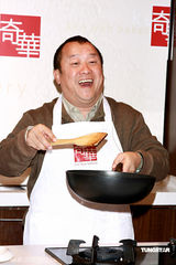 组图：曾志伟录节目当大厨 谈女儿与周渝民绯闻