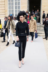 组图：霍思燕Angelababy林鹏盛装亮相巴黎时装周