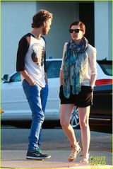 组图：海瑟薇与老公外出用餐 休闲热裤秀美腿