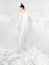 组图：张辛苑《时尚新娘》写真 再现纯净美感