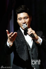 组图：众星捧场爱庭院艺术节 Raina担任主持