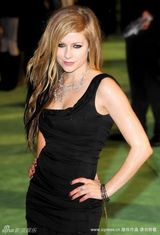 幻灯图：《爱丽丝》英国首映 海瑟薇秀雪白凝肌