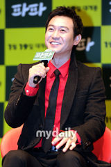 组图：高雅罗宣传新片《爸爸》黑礼裙性感优雅