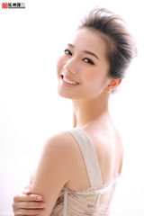 组图：新秀彭杨时尚写真靓丽典雅
