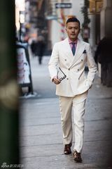 组图：于小伟现身纽约街头绅士风