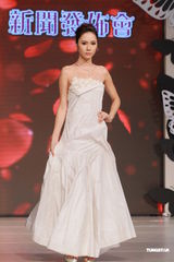 组图：名模婚纱展争奇斗艳 Ana R不幸丢手机