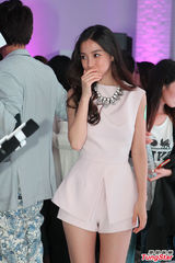 组图：AngelaBaby秀美腿 否认与黄晓明好事将近