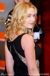 幻灯图集：英国奥斯卡红毯 温丝莱特艳压群芳