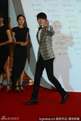 组图：韩星丁一宇亮相白玉兰奖红毯