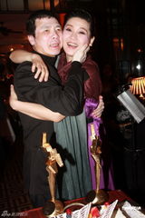 组图：冯小刚徐帆拥抱庆功 奖杯留在香港寰亚