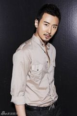 组图：高梓淇拍摄全新写真 性格胡须造型曝光