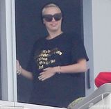 组图：麦莉-赛勒斯现身酒店阳台 疑似吸大麻