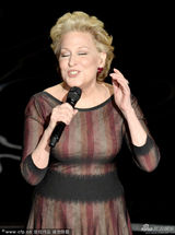 组图：贝蒂-米勒献唱过去一年逝去的电影人