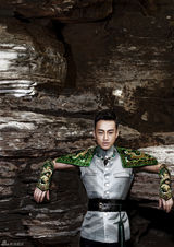 组图：歌手马宁晒肌肉写真 民族世界风混搭